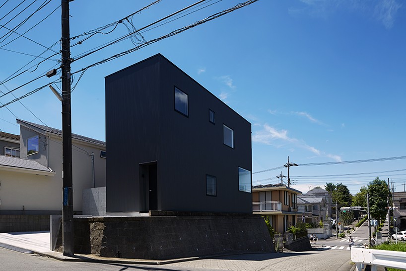 takatina-black-box-house-japan-designboom-01
