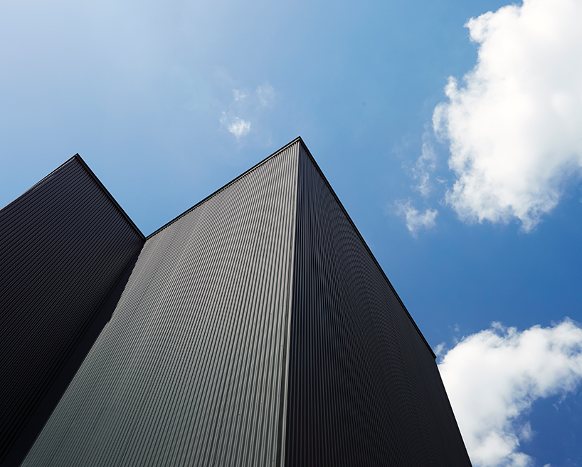 takatina-black-box-house-japan-designboom-02