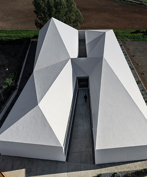 NGNP arquitectos tops CID center with faceted roof in spain