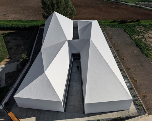 NGNP arquitectos tops CID center with faceted roof in spain