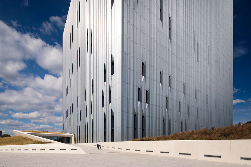 SOM completes NYC's public safety answering center in the bronx