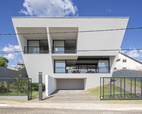 bloco arquitetos' arresta house in brazil works in accordance to the thermal amplitude