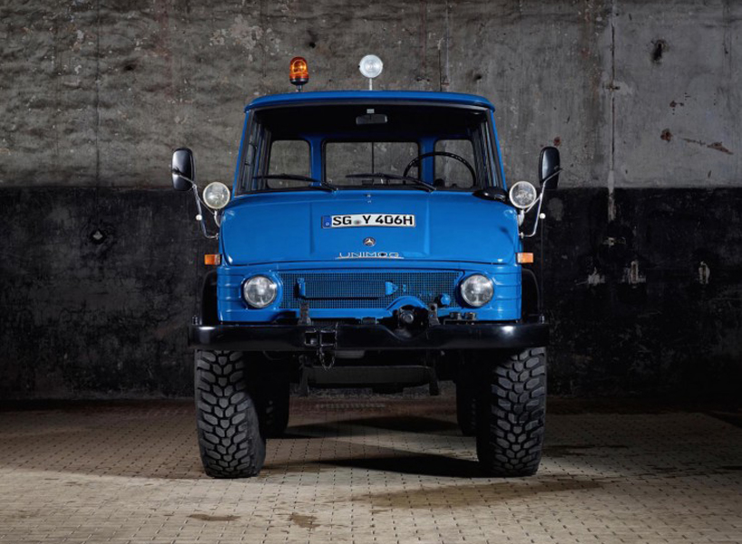 mercedes-benz unimog 4x4 restored to its former glory