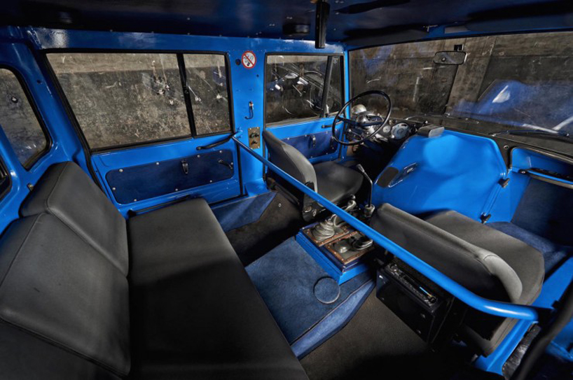 mercedes-benz unimog 4x4 restored to its former glory