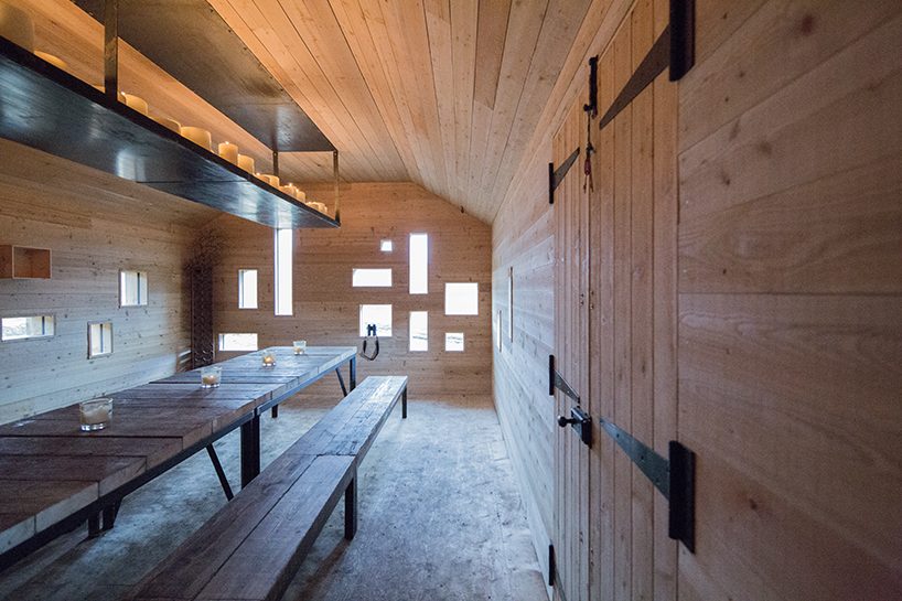 moxon architects' moss-topped mountain hut blends into the scottish highlands