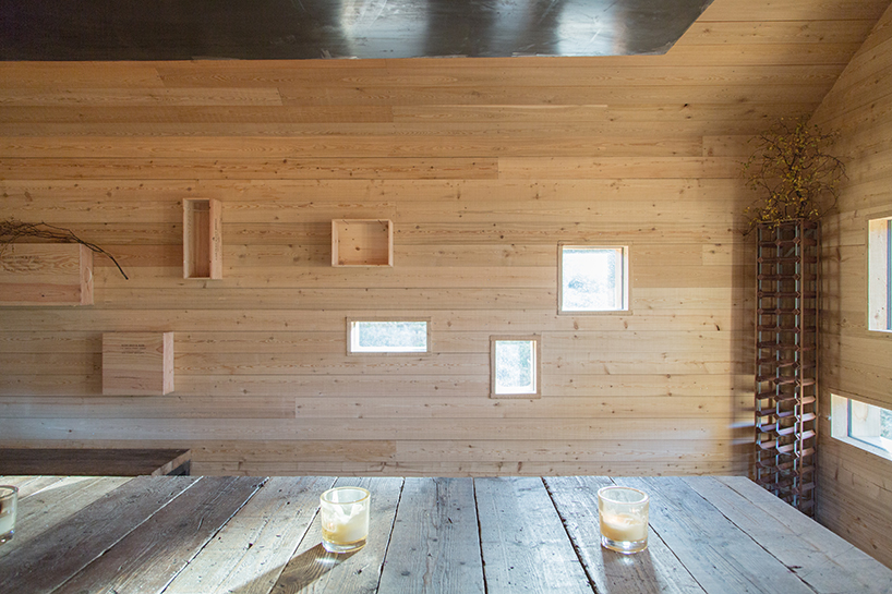 moxon architects' moss-topped mountain hut blends into the scottish highlands