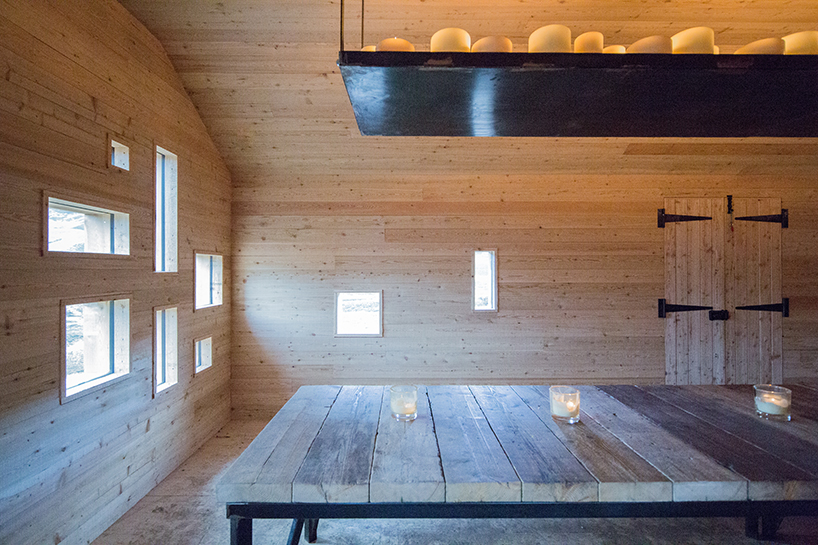 moxon architects' moss-topped mountain hut blends into the scottish highlands