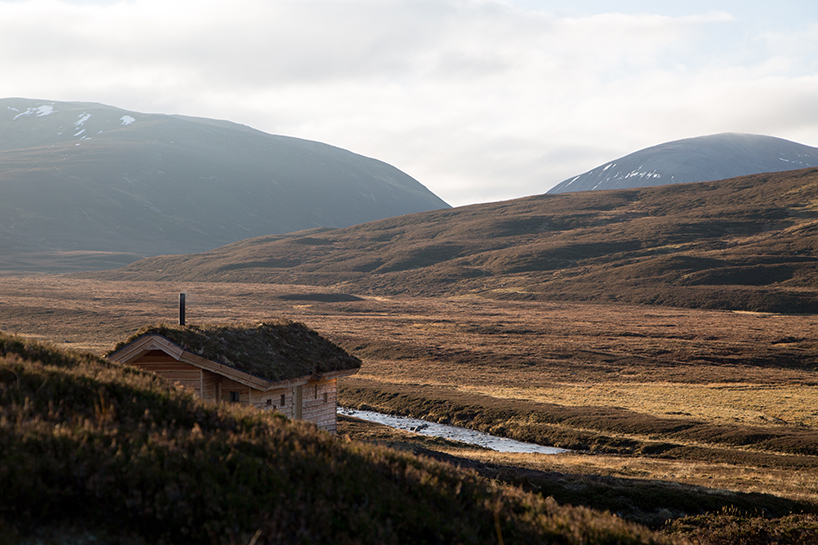moxon architects' moss-topped mountain hut blends into the scottish highlands