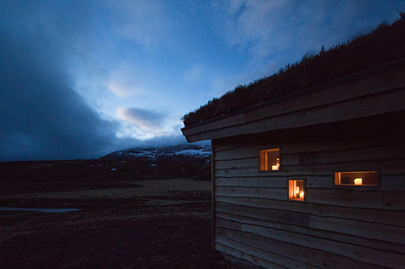 moxon architects' moss-topped mountain hut blends into the scottish highlands
