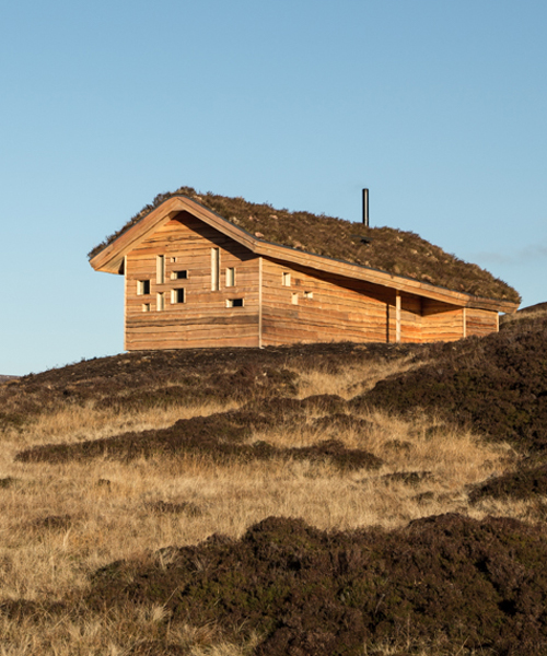 moxon architects' moss-topped mountain hut blends into the scottish highlands