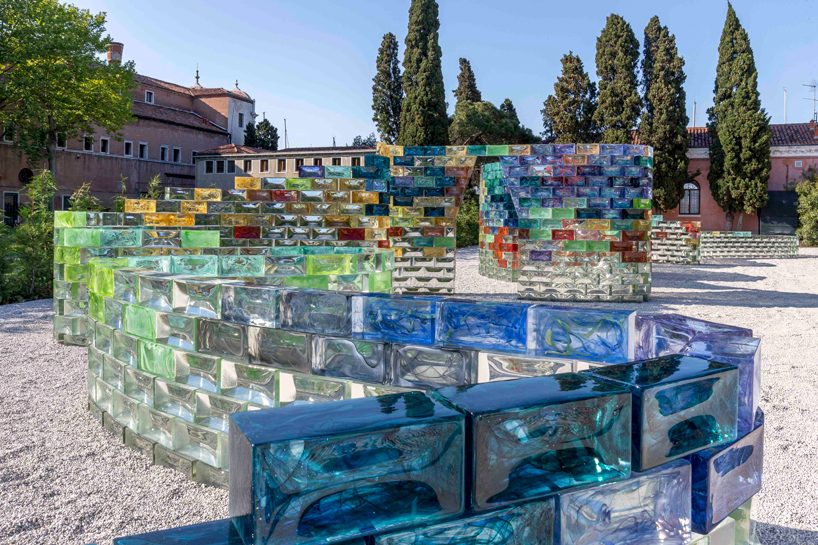 pae white creates a curving wall of colored glass for le stanze del vetro