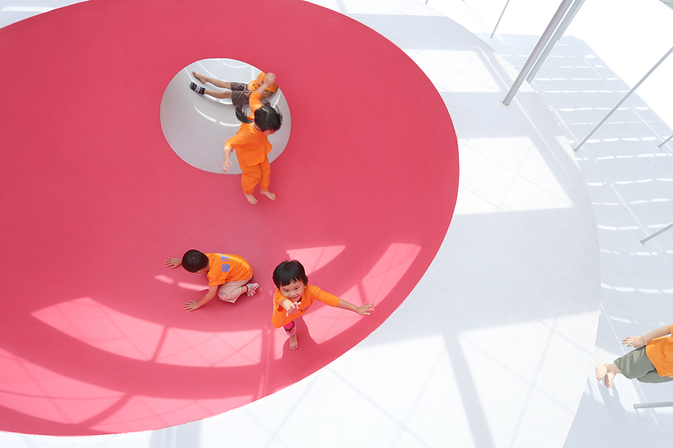 shen ting tseng architects tops 'floating' pavilion in taipei with 320 box kites