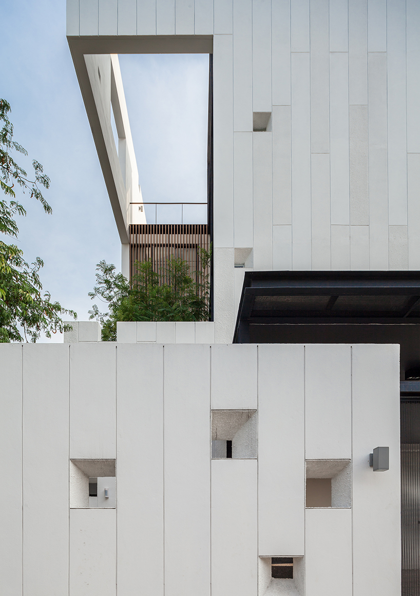 Stu/D/O architects carves openings throughout the façade of bangkok house