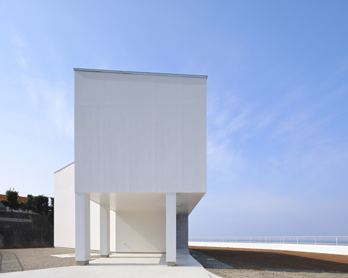 takeshi ishiodori's serene 'house in nagashima' overlooks the east china sea