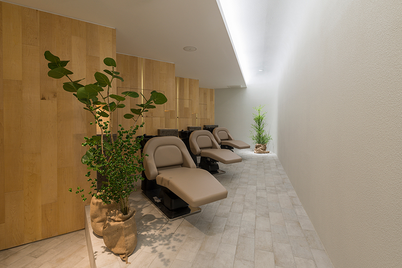 yamazaki kentaro uses rhythmic wooden walls in tokyo hair salon