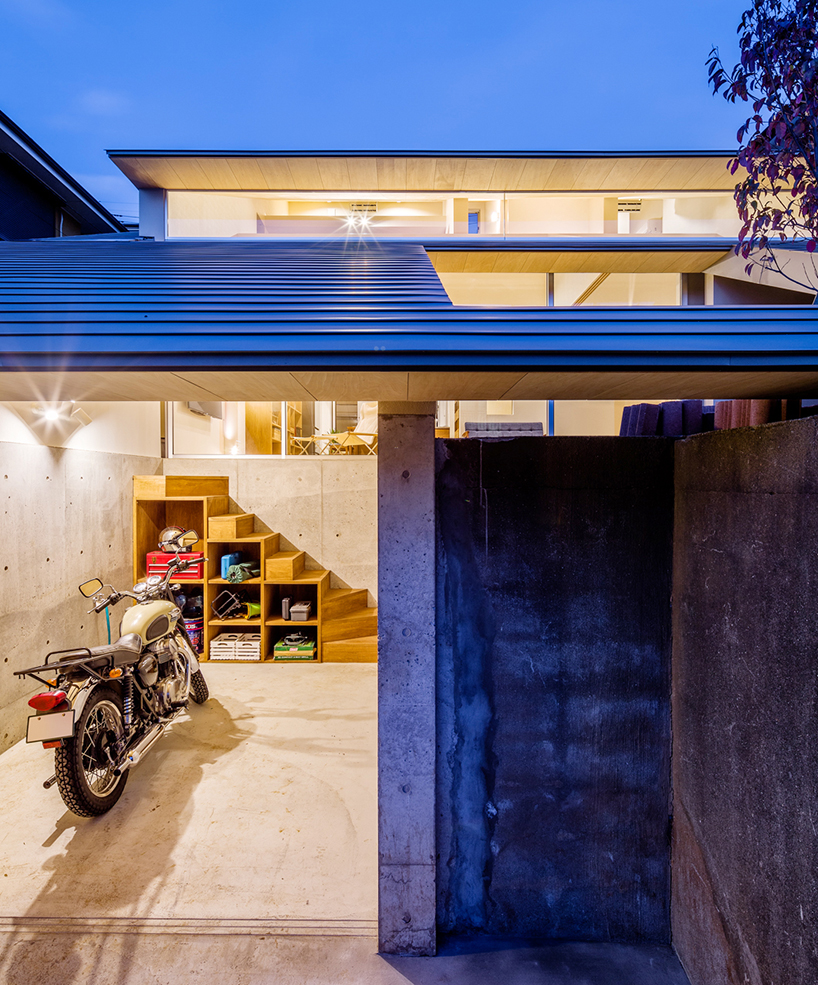 DOG architect tops house in japan with two-tier roof