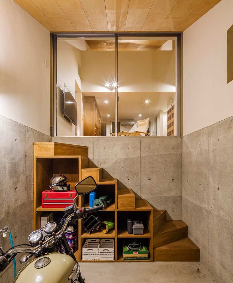DOG architect tops house in japan with two-tier roof