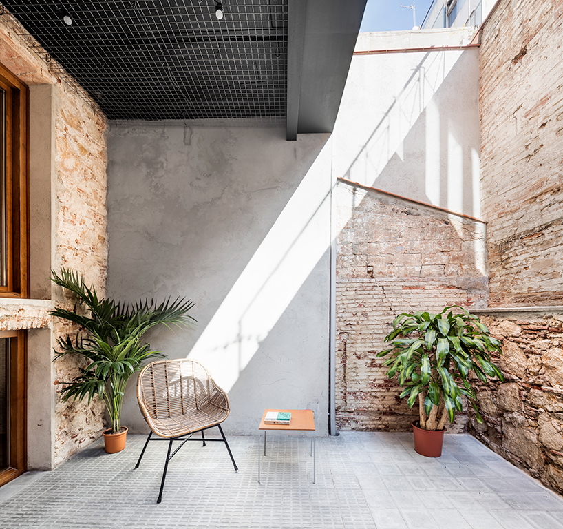 R&Auml;S studio harmoniously blends old and new inside la diana