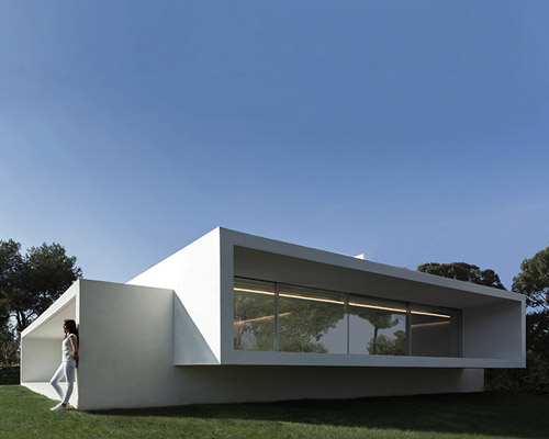 fran silvestre intersects two volumes to form breeze house in spain
