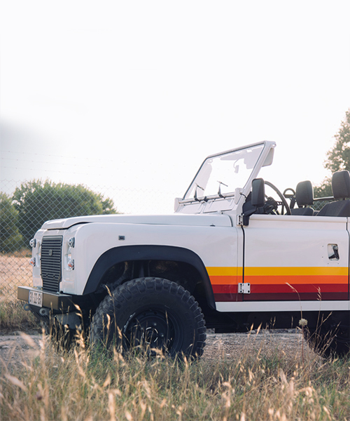 coolnvinage gives the land rover defender D90 retro vibes