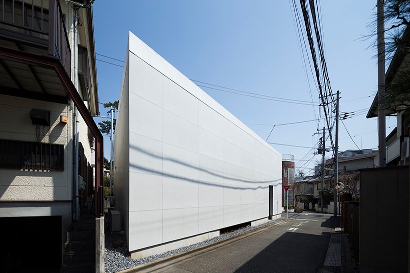 CHOP+ARCHI fits tokyo house in between fork in the road