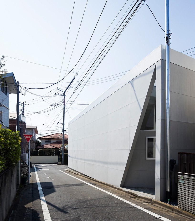 CHOP+ARCHI fits tokyo house in between fork in the road