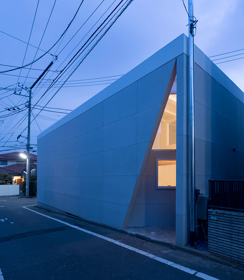 CHOP+ARCHI fits tokyo house in between fork in the road