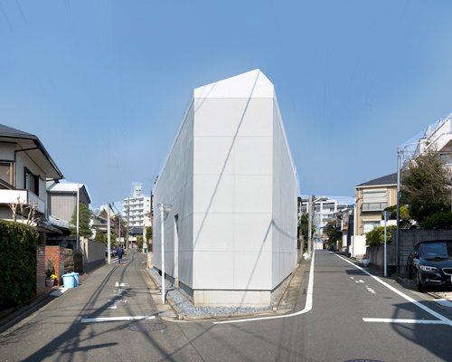 CHOP+ARCHI fits tokyo house in between fork in the road
