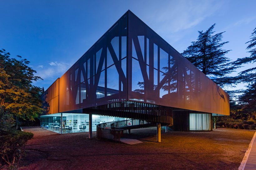 laboratory of architecture 3's mediatheque fills the deficit of the cultural facilities in tbilisi