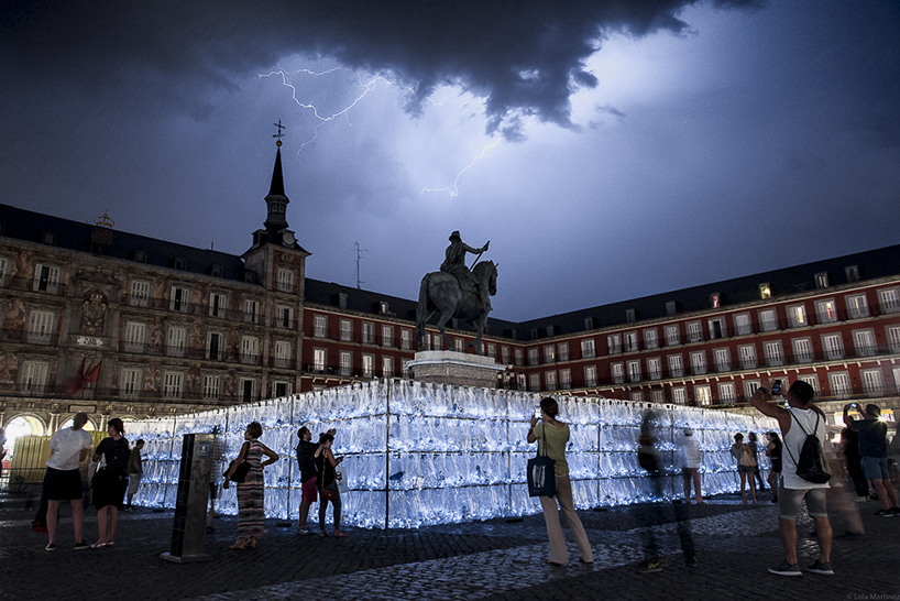 luzinterruptus labyrinth of plastic waste