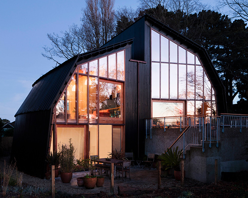 the 'houseboat' is a stealthy dwelling in southern england conceived as two upturned hulls