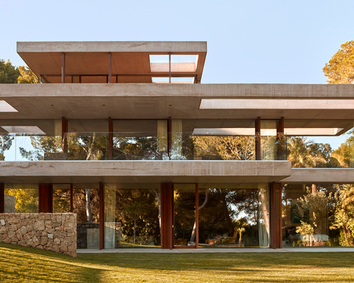 ramón esteve conceives sprawling valencia home as a continuous, tiered balcony