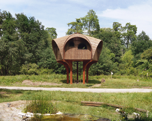 studio weave builds elevated hikers' shelter in the french countryside