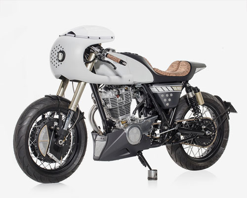 yamaha SR400 café racer by capêlo’s garage + elemental rides has a cork saddle