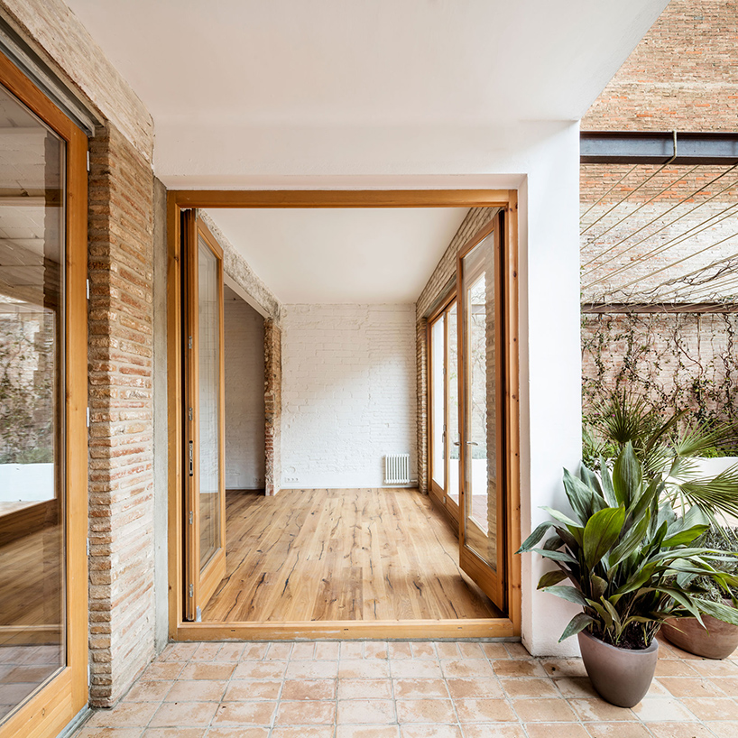 carles enrich intertwines interior and exterior for the 'gallery house' in barcelona