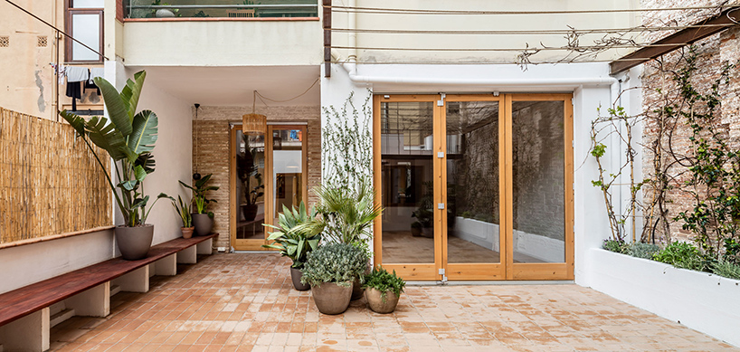 carles enrich intertwines interior and exterior for the 'gallery house' in barcelona