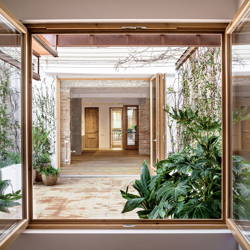 carles enrich intertwines interior and exterior for the 'gallery house' in barcelona