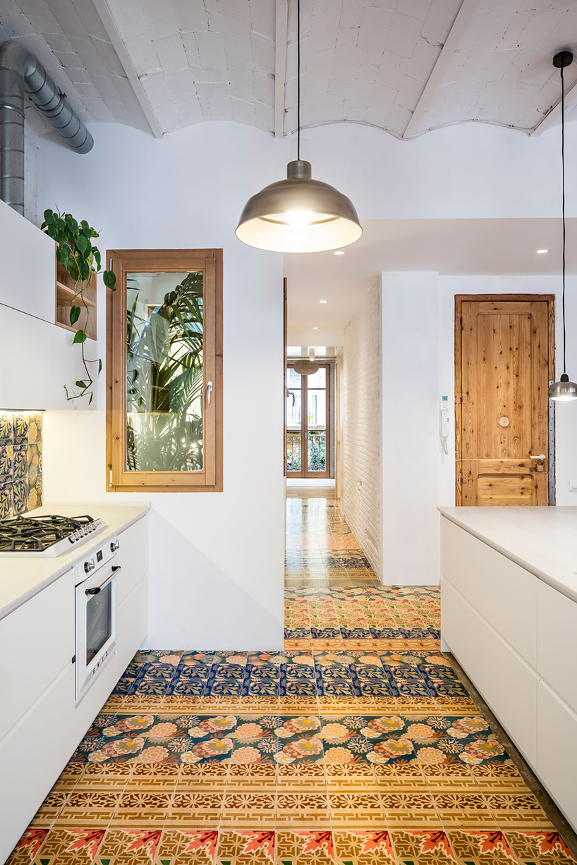 carles enrich intertwines interior and exterior for the 'gallery house' in barcelona