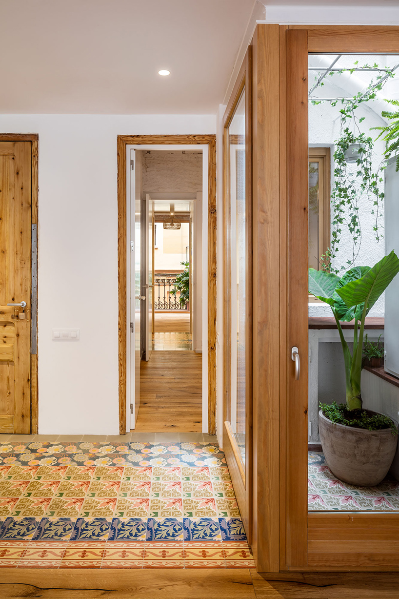 carles enrich intertwines interior and exterior for the 'gallery house' in barcelona