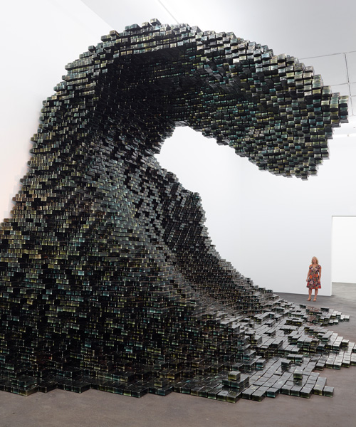 jean-michel othoniel stacks 10,000 black glass bricks to build 'the big wave'