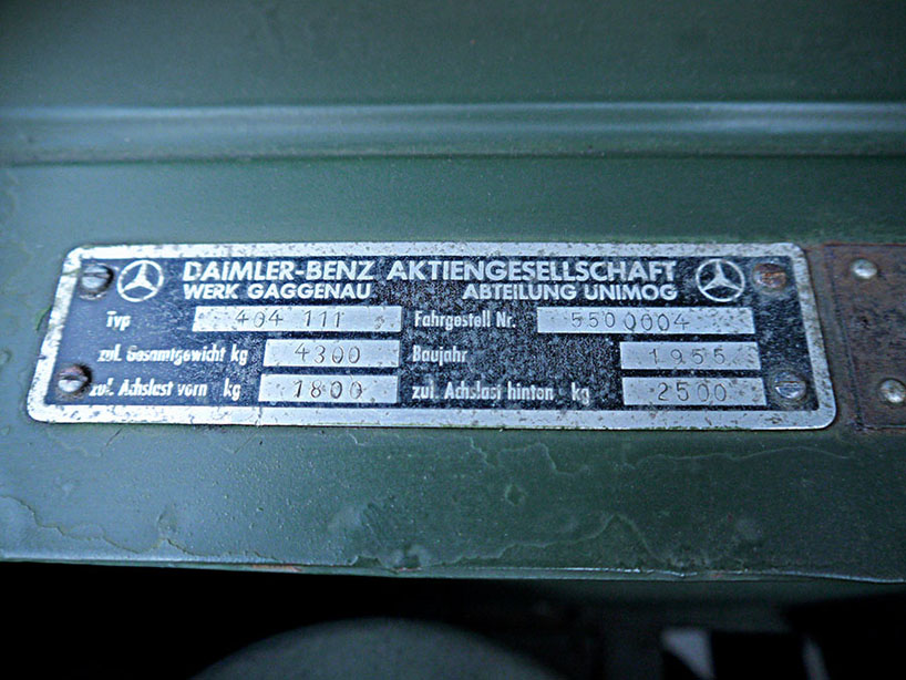 mecedes-benz unimog S 404.111 4x4 is an olive multi purpose vehicle