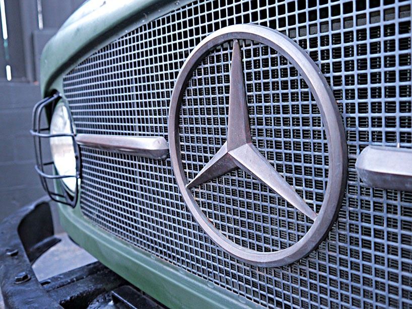 mecedes-benz unimog S 404.111 4x4 is an olive multi purpose vehicle