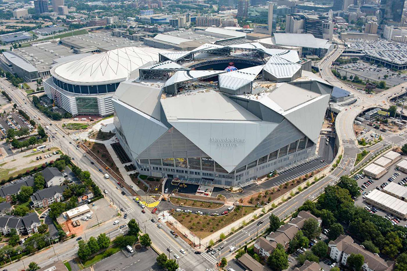 The Roof at Mercedes-Benz Stadium Closes for the First Time