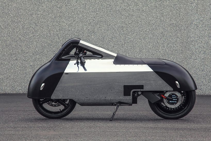 samuel aguiar reimagines the VX-1 maxi scooter into a futuristic motorcycle