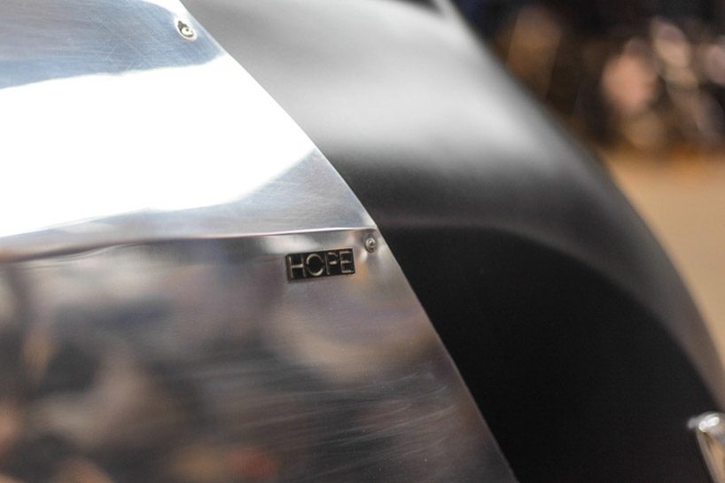 samuel aguiar reimagines the VX-1 maxi scooter into a futuristic motorcycle