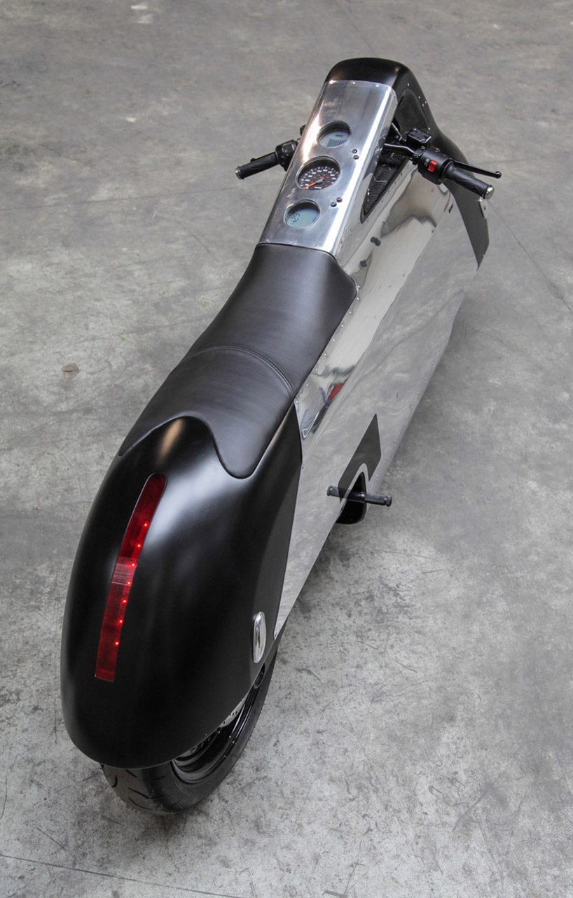 samuel aguiar reimagines the VX-1 maxi scooter into a futuristic motorcycle