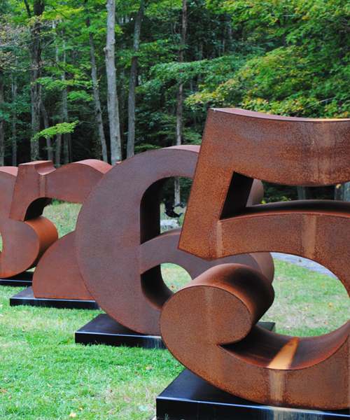 robert indiana's ONE through ZERO engages in dialogue with philip johnson's glass house