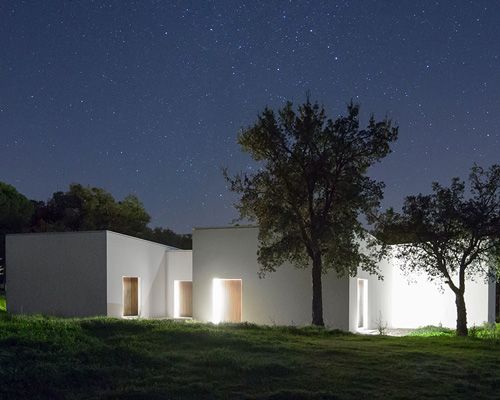 PROMONTÓRIO aggregates white volumes around patio in portugal