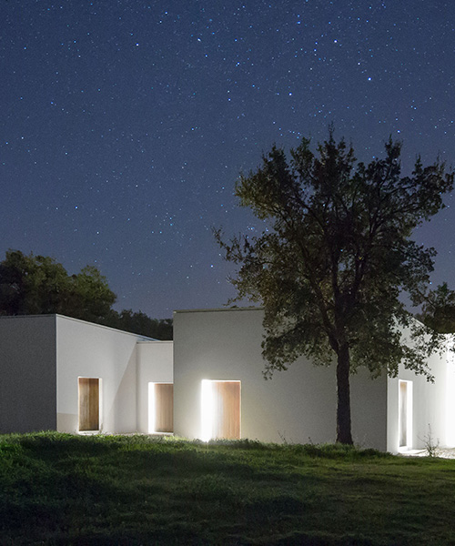 PROMONTÓRIO aggregates white volumes around patio in portugal