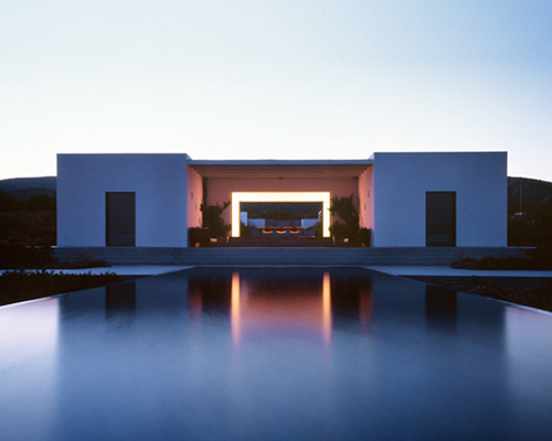 vois architects frames two volumes to capture the sea horizon of paros island